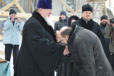 Воздвижение крестов на купола храма Рождества Пресвятой Богородицы