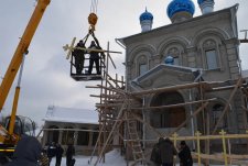 Воздвижение крестов на купола храма Рождества Пресвятой Богородицы