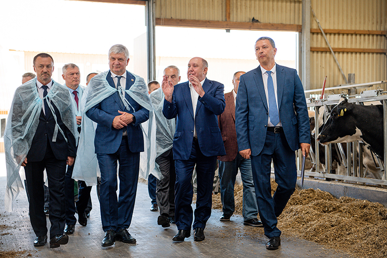 Voronezh Oblast Governor visits EkoNiva's dairy 